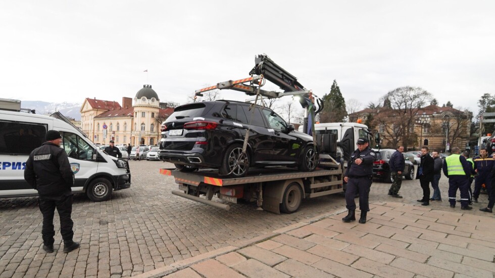 Изкараха коли от офиса на Васил Божков (ВИДЕО)