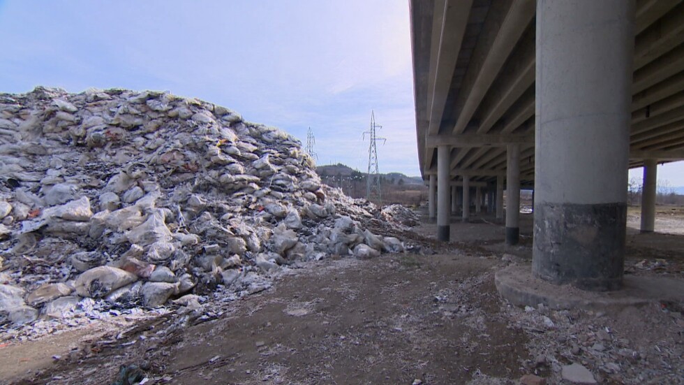 Затварят предприятието, което трупа незаконно отпадъци под моста край Дупница 