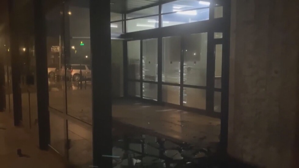 Строшени витрини и паднали клони заради силния вятър в София