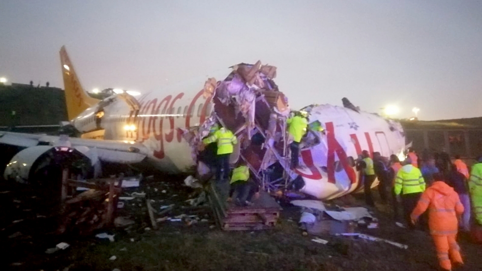 Самолет се разби на летище в Истанбул (ВИДЕО)