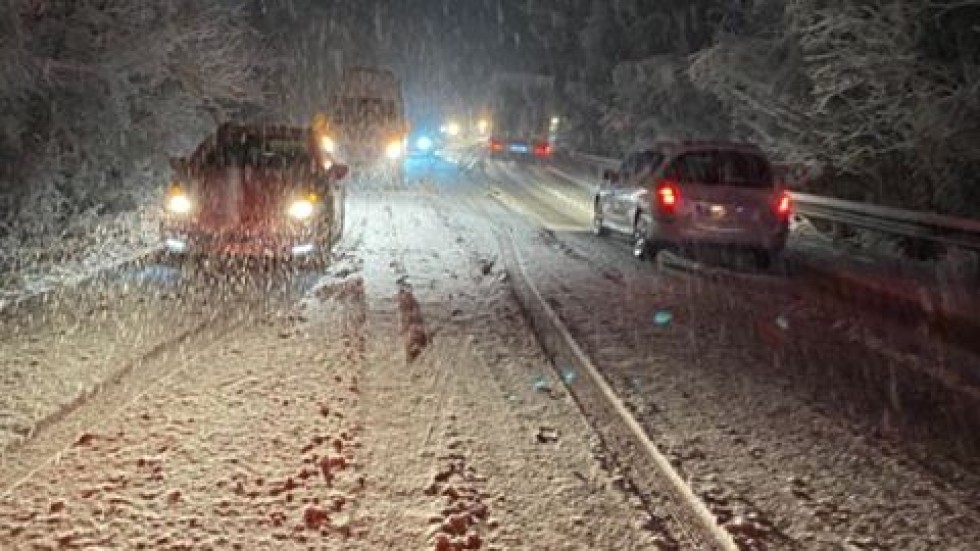 Снегът блокира пътя Велико Търново – Севлиево в посока София
