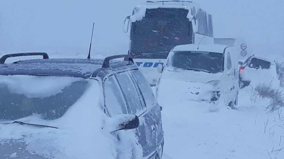 Спасени са 120 души, закъсали в снега в област Стара Загора