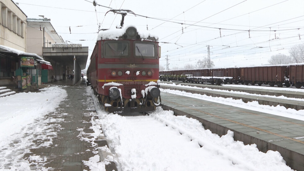 Спряно е движението на влакове по няколко направления заради снега