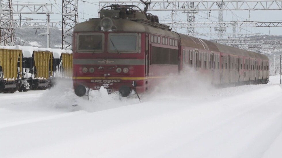 Движението на влаковете се нормализира след снежната блокада 