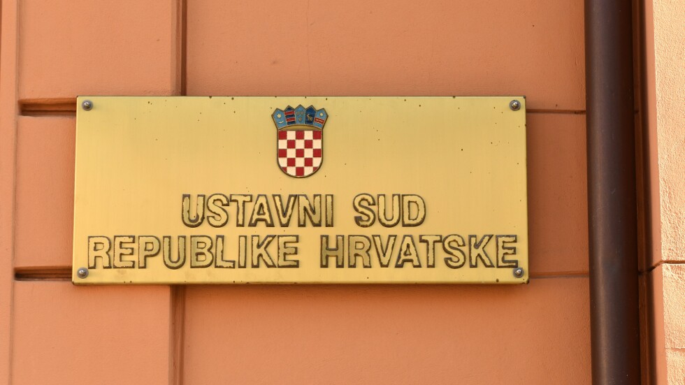 Конституционният съд на Хърватия: Гей двойките могат да са приемни родители