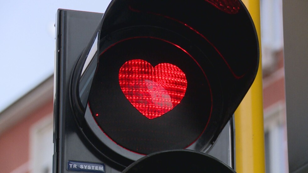 По традиция на 14 февруари: Светофари в София осъмнаха със сърца (СНИМКИ)