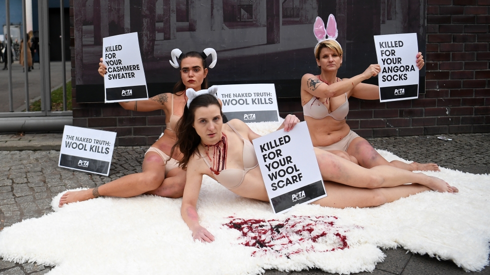 Тази кожа е нечия кожа - протест на PETA срещу модната индустрия (ВИДЕО)