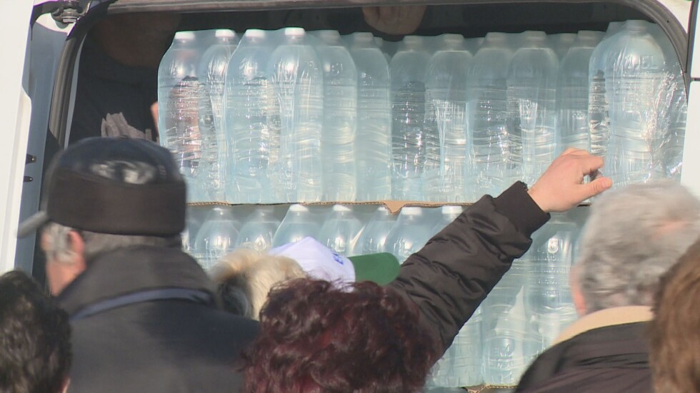 Помощ за перничани: Дариха над 6 тона вода 