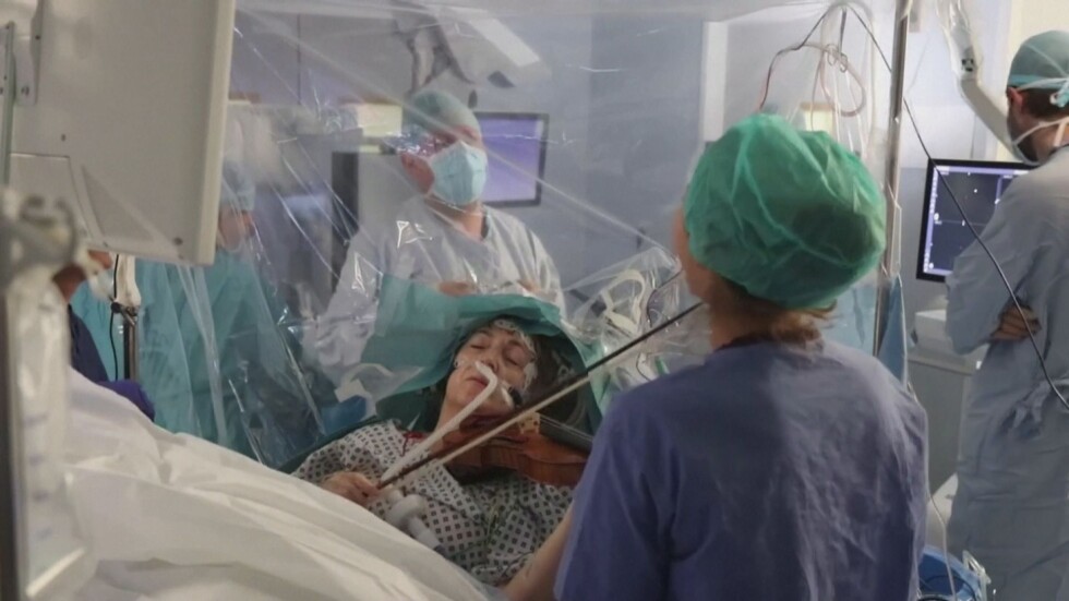 Пациентка свири на цигулка, докато хирурзи премахват тумор в мозъка ѝ (ВИДЕО)