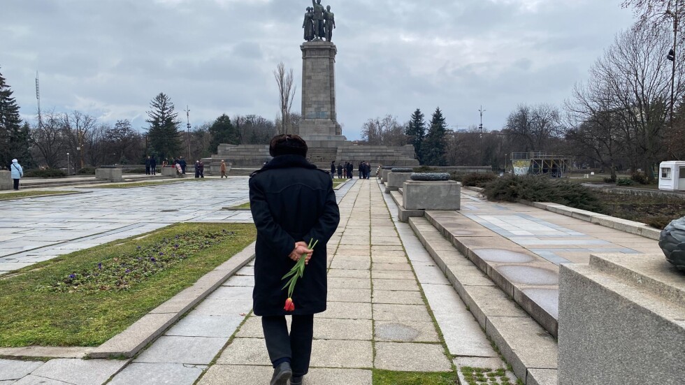 Цветя пред паметника на Съветската армия за Деня на защитника на Отечеството (СНИМКИ)