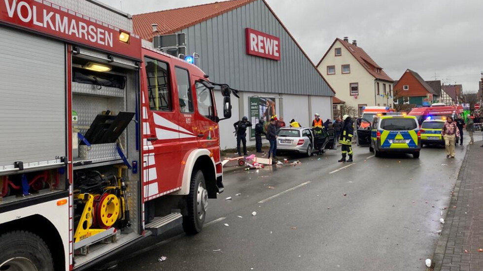 Кола се вряза в карнавално шествие в Германия, има ранени