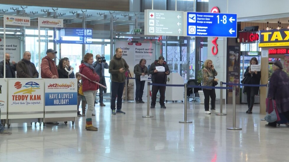  Хората, които кацат от Италия, ще попълват анкетни карти на летището 