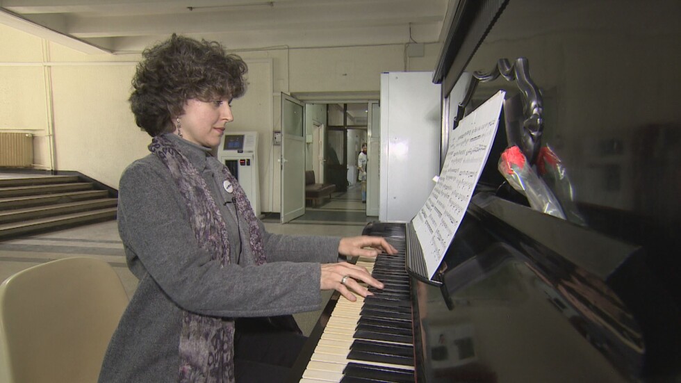Жена, преборила рака, дари пиано и свири в онкологията в София