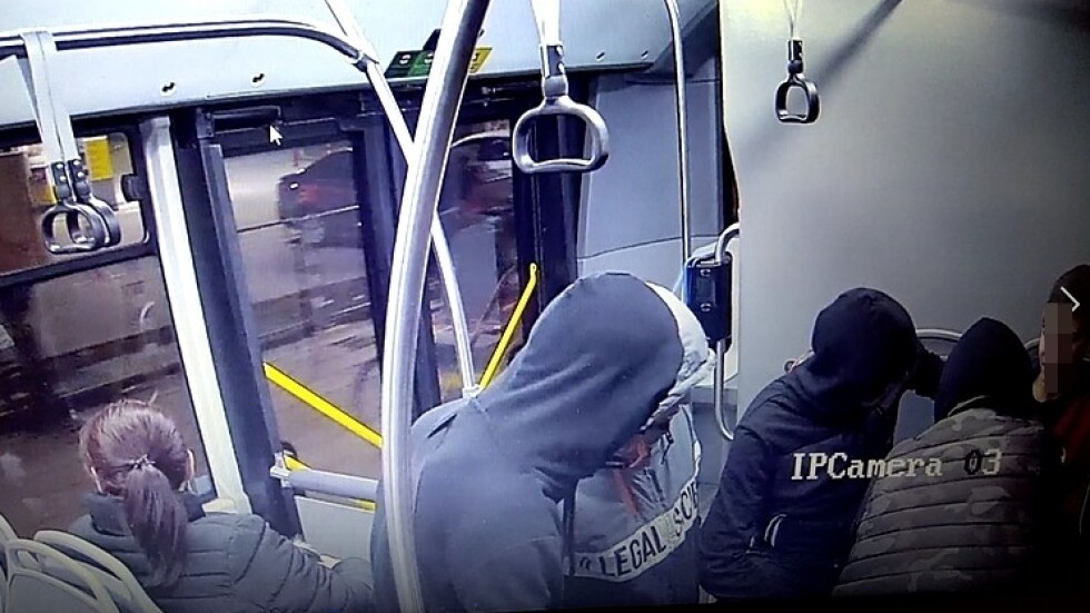 СДВР пусна кадри от нападението над 14-годишния ученик в автобус в София