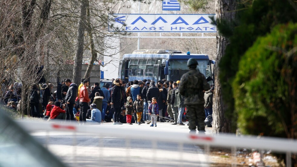 Гърция спира временно да приема молби за убежище на мигранти