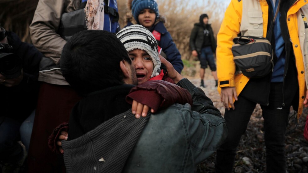 Гърция транспортира непридружени и непълнолетни мигранти от лагерите