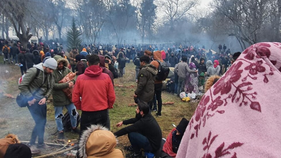 Хиляди мигранти продължават да се трупат на турско-гръцката граница 
