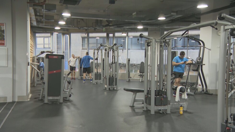 Първите посетители вече тренират във фитнесите в София