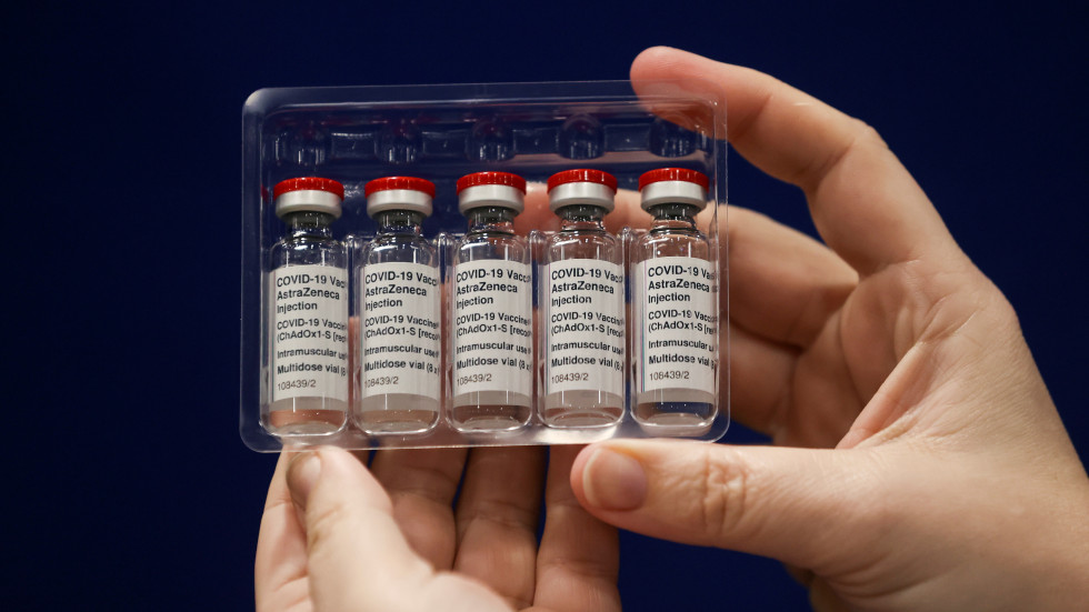 Ройтерс: От „Оксфорд“ не уведомили доброволците за ваксината за грешка при дозирането