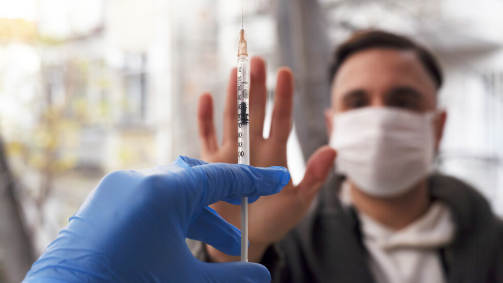 Антиваксъри нападнаха медици в мобилен пункт за ваксинация срещу COVID-19 
