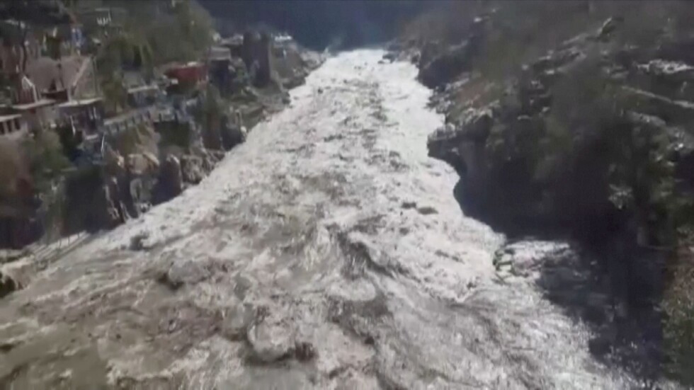 Хималайски ледник се свлече и предизвика наводнение с жертви в Индия