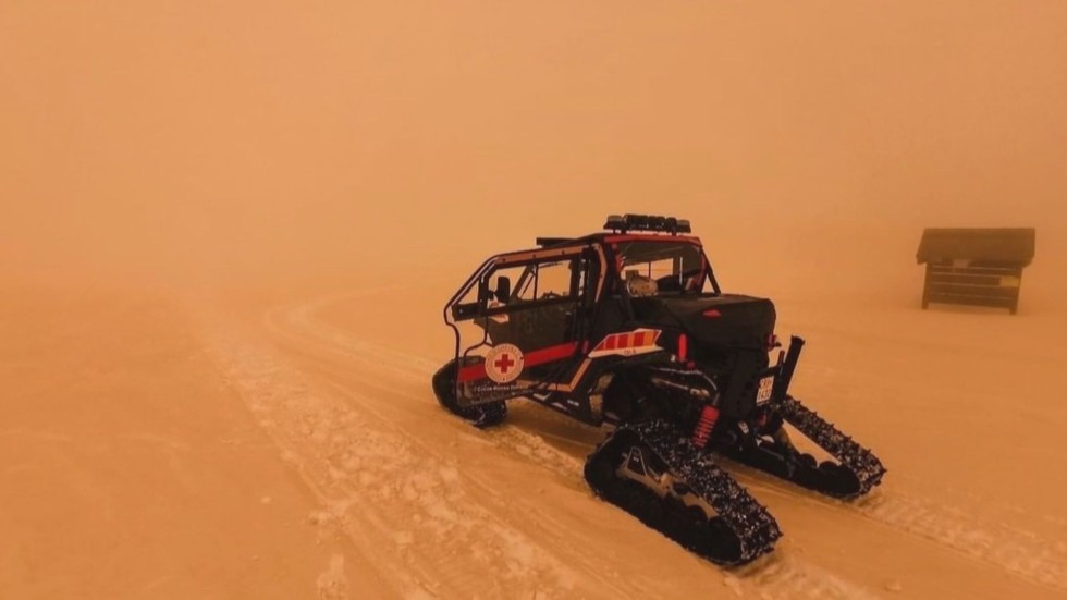 Оранжево небето, оранжев и снегът: Европа се покри с пясък от Сахара