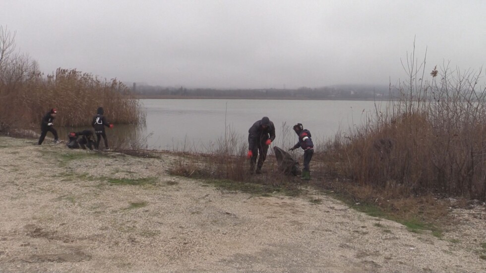 70 доброволци почистват бреговете на езерото "Вая"