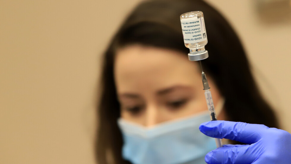МЗ: При повече ваксинирани срещу COVID-19 вирусът спира да мутира