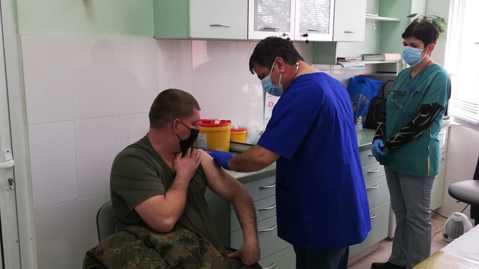 Първите имунизирани срещу COVID-19 военнослужещи са от Карлово