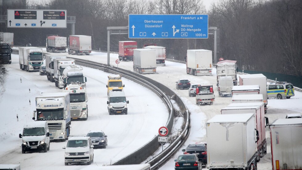  Километрични задръствания в Германия заради снега и заледените пътища
