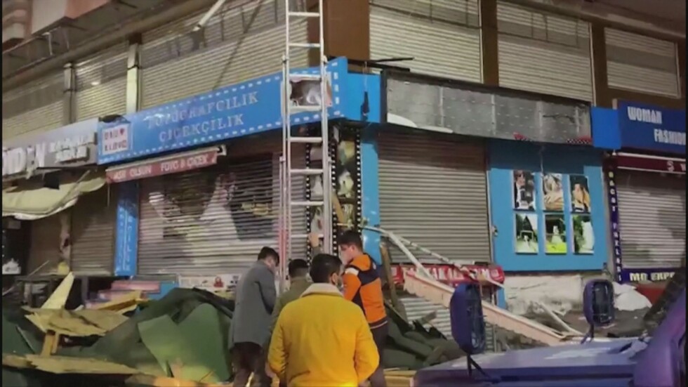 Буря в Истанбул: Мъж се спаси на косъм от падащ покрив (ВИДЕО)