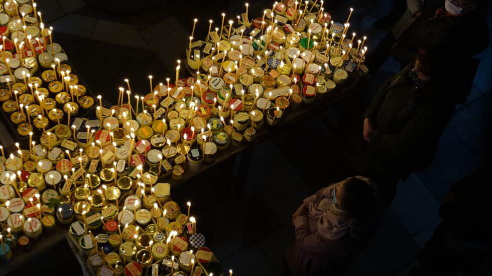 Почит към св. Харалампий: Отново огнен кръст от мед в Благоевград (ВИДЕО И СНИМКИ)