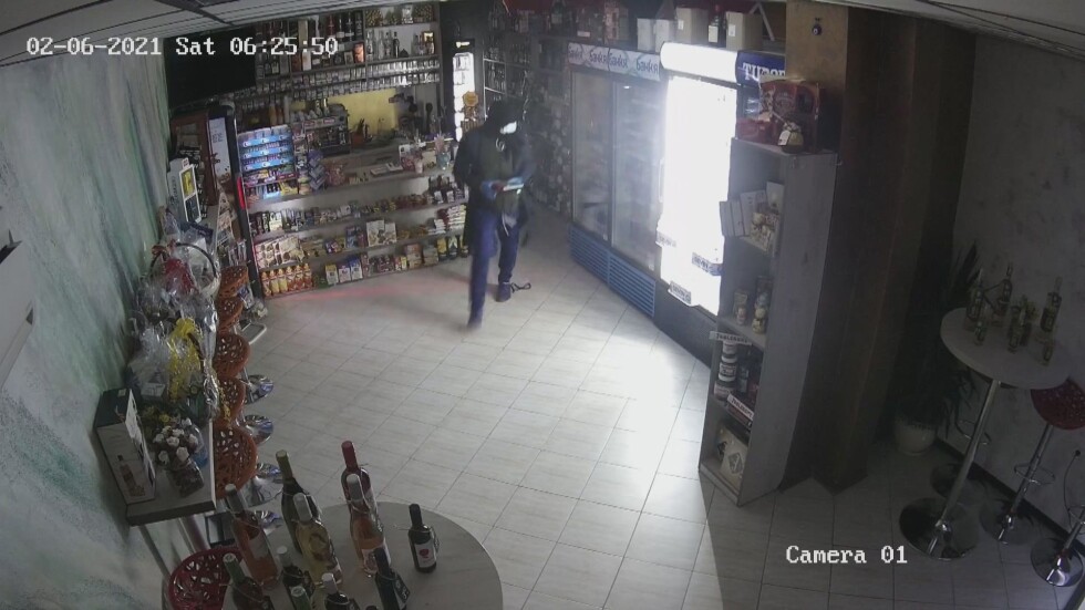Обир за 14 секунди: Камера засне светкавичната кражба в магазинче в Благоевград