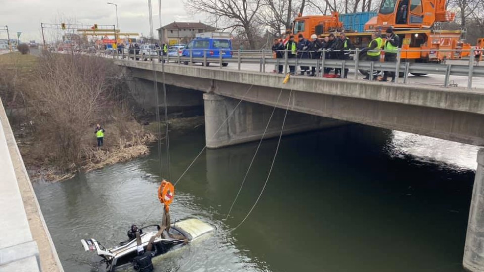 Кола падна в река Искър от мост в София, има загинал