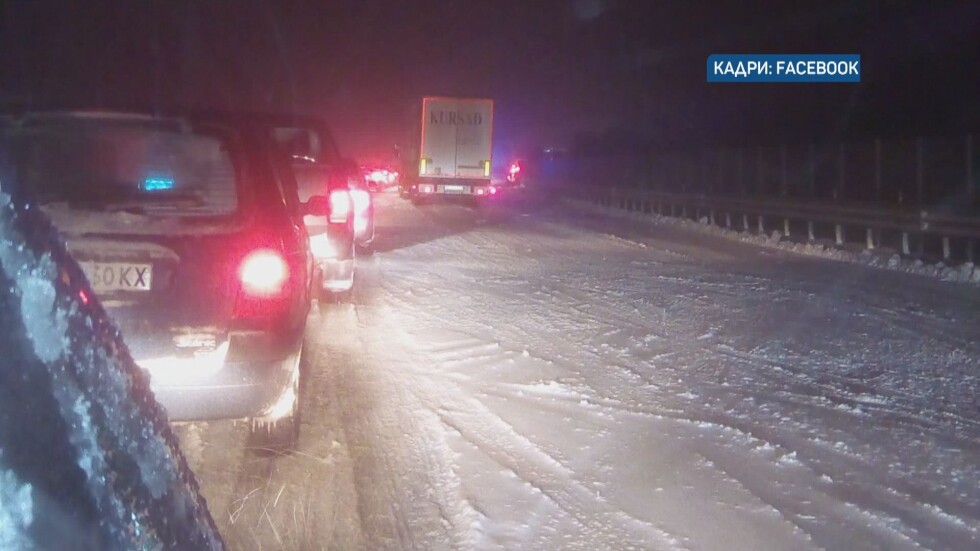 Снежен капан на АМ "Тракия": Катастрофа с тир доведе до километрично задръстване