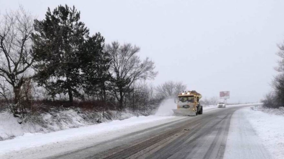 Зимна пътна обстановка: Ограничения на движението през проходите "Петрохан" и "Предела"