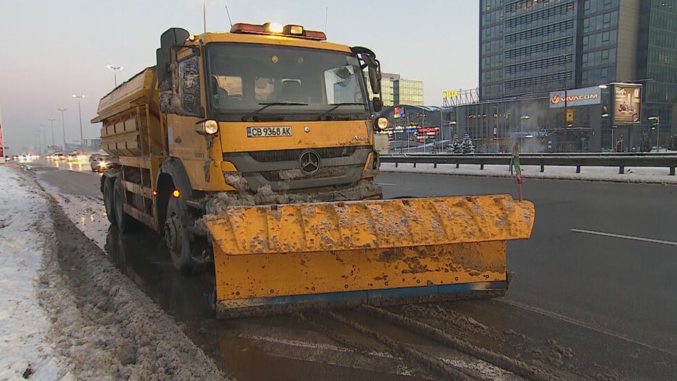 Улиците и булевардите в София са обработени срещу заледяване