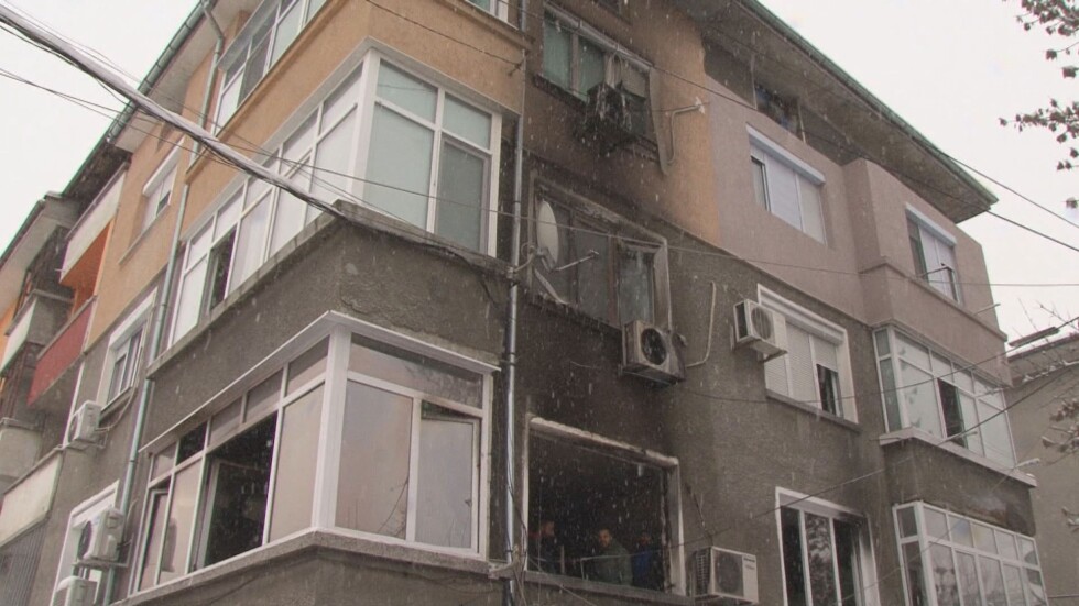 Пожарникари от Пловдив изведоха 4-членно семейство от горяща сграда