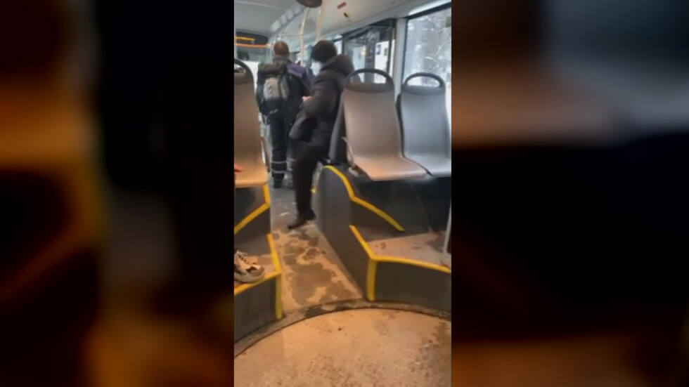 Бой в градския транспорт: Пътник извади чук, защото си изпуснал спирката