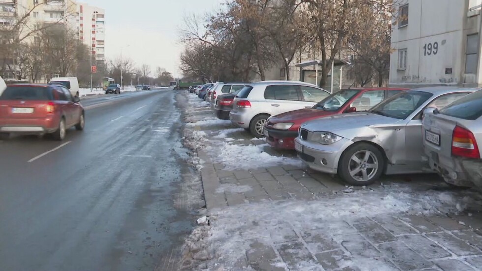 Млад шофьор удари паркирани коли в Пловдив при опит за завой