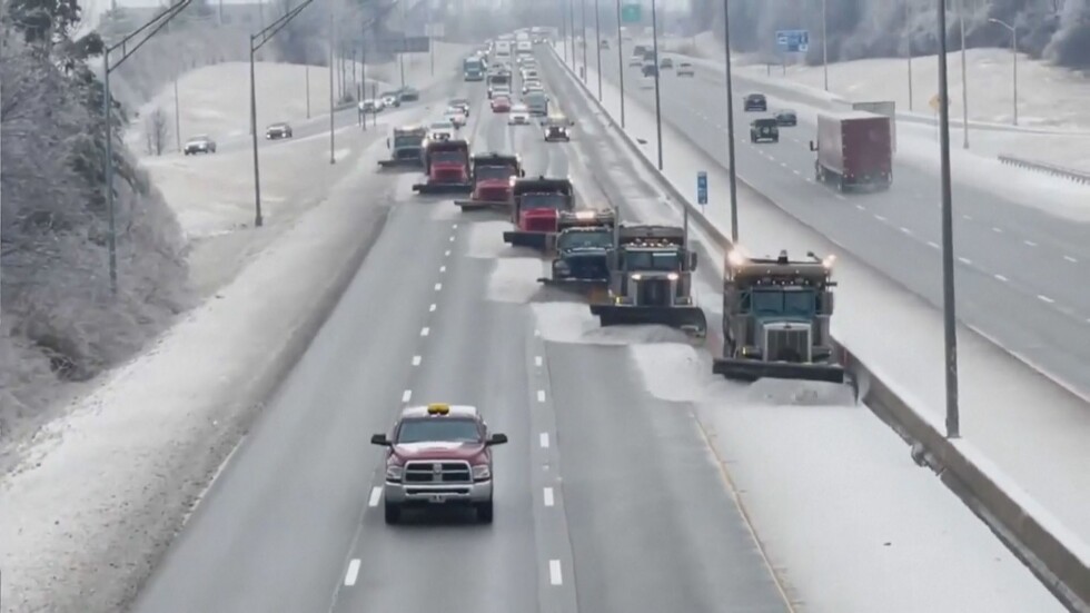 В синхрон: 7 снегорина чистят магистрала в САЩ (ВИДЕО)