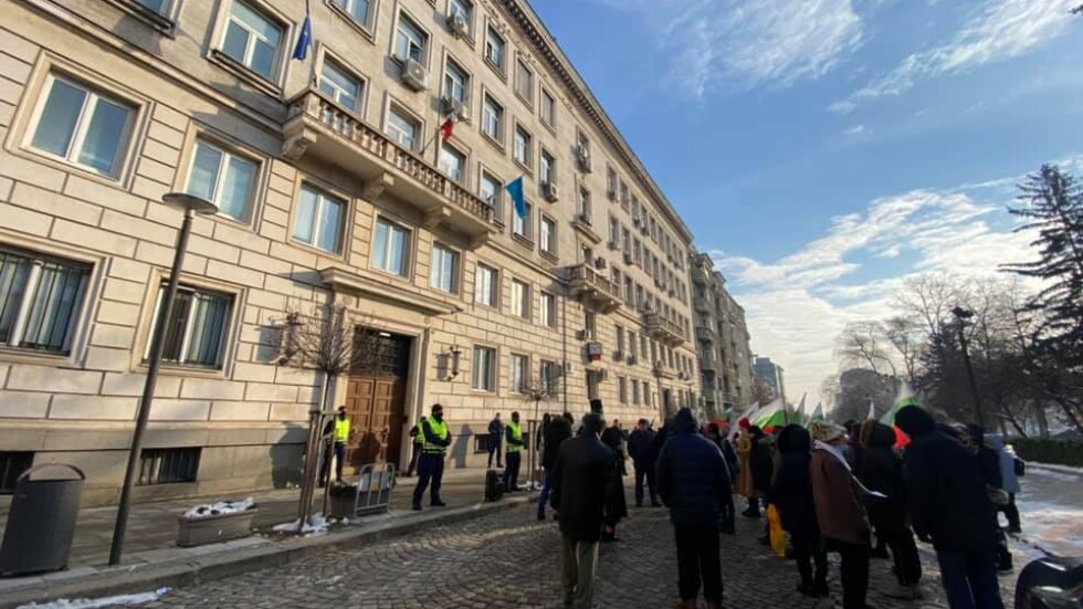 Протест пред Столична община: Искат оставката на Фандъкова заради загиналото след токов удар момче