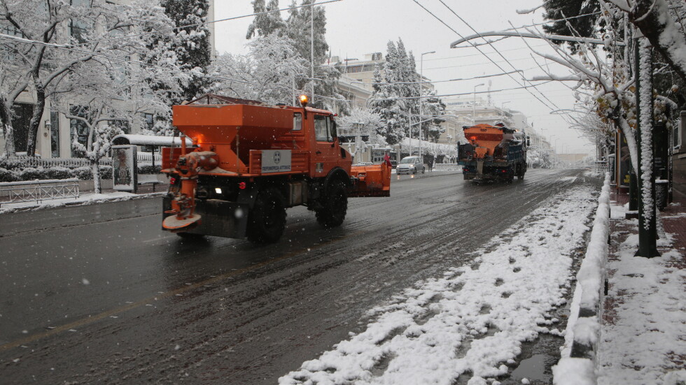 Силна снежна буря в Гърция остави хиляди без ток