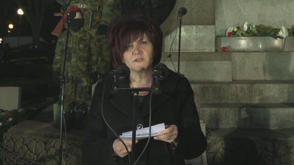 Караянчева: Фалшиви спасители употребиха иконата „Левски“