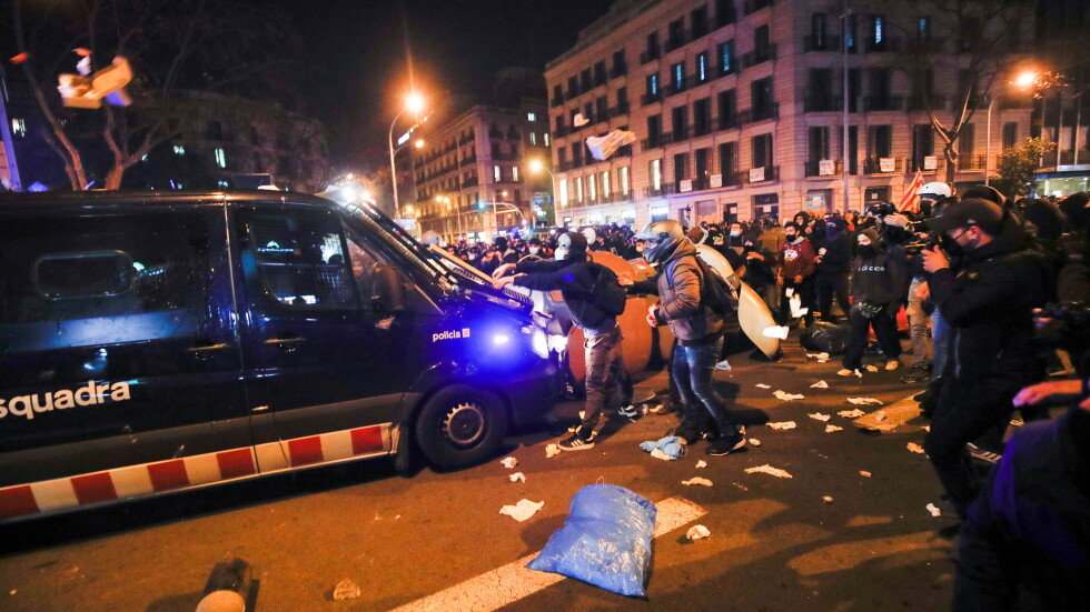 Сблъсъци в Испания: Втора нощ на безредици в Мадрид и Барселона след ареста на рапър