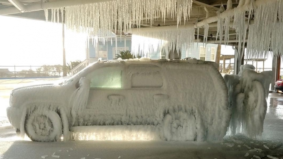 Тексасец завари колата си изцяло погълната от лед (СНИМКИ)