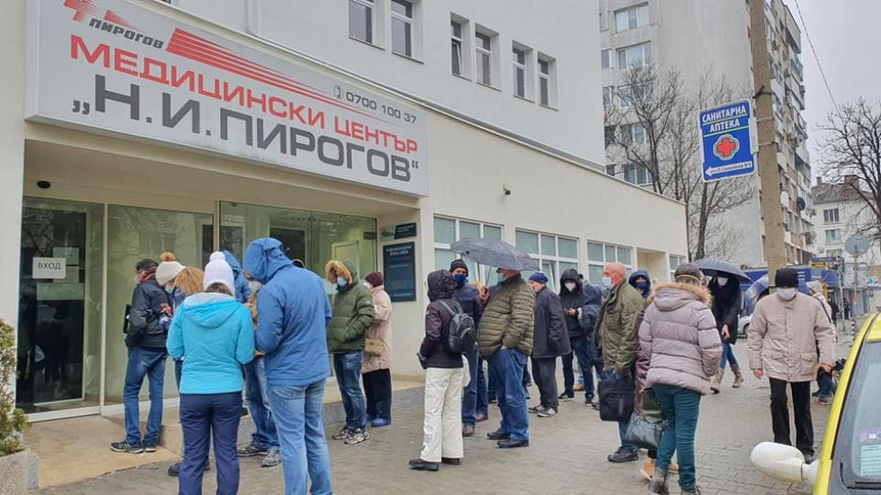 Втори ден опашка от чакащи за ваксина пред „Пирогов“
