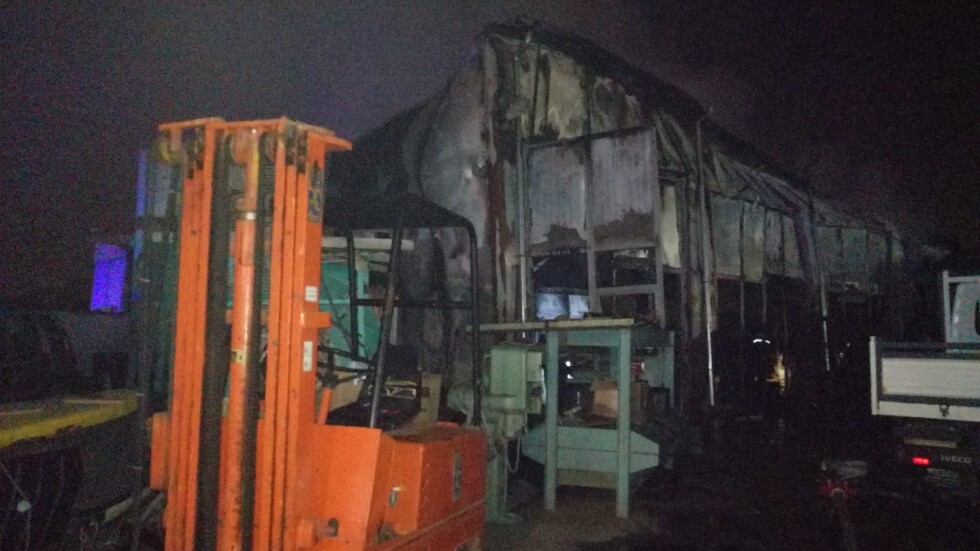 Пожар в пловдивското село Труд, горяха къща и автосервиз