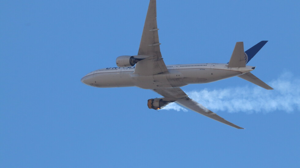 След инцидента в Денвър: "Юнайтед Еърлайнс" спря полетите на "Боинг 777"