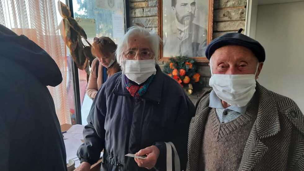 Заедно и в битката срещу COVID-19: Надежда и Борис са първите ваксинирани в родопското село Бойково